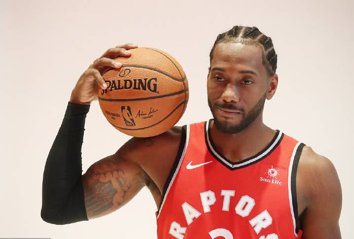 海底捞月！贝恩持球突破 拉杆躲闪防守高难度命中（贝恩强突空中拉杆躲防 高难度上篮命中）