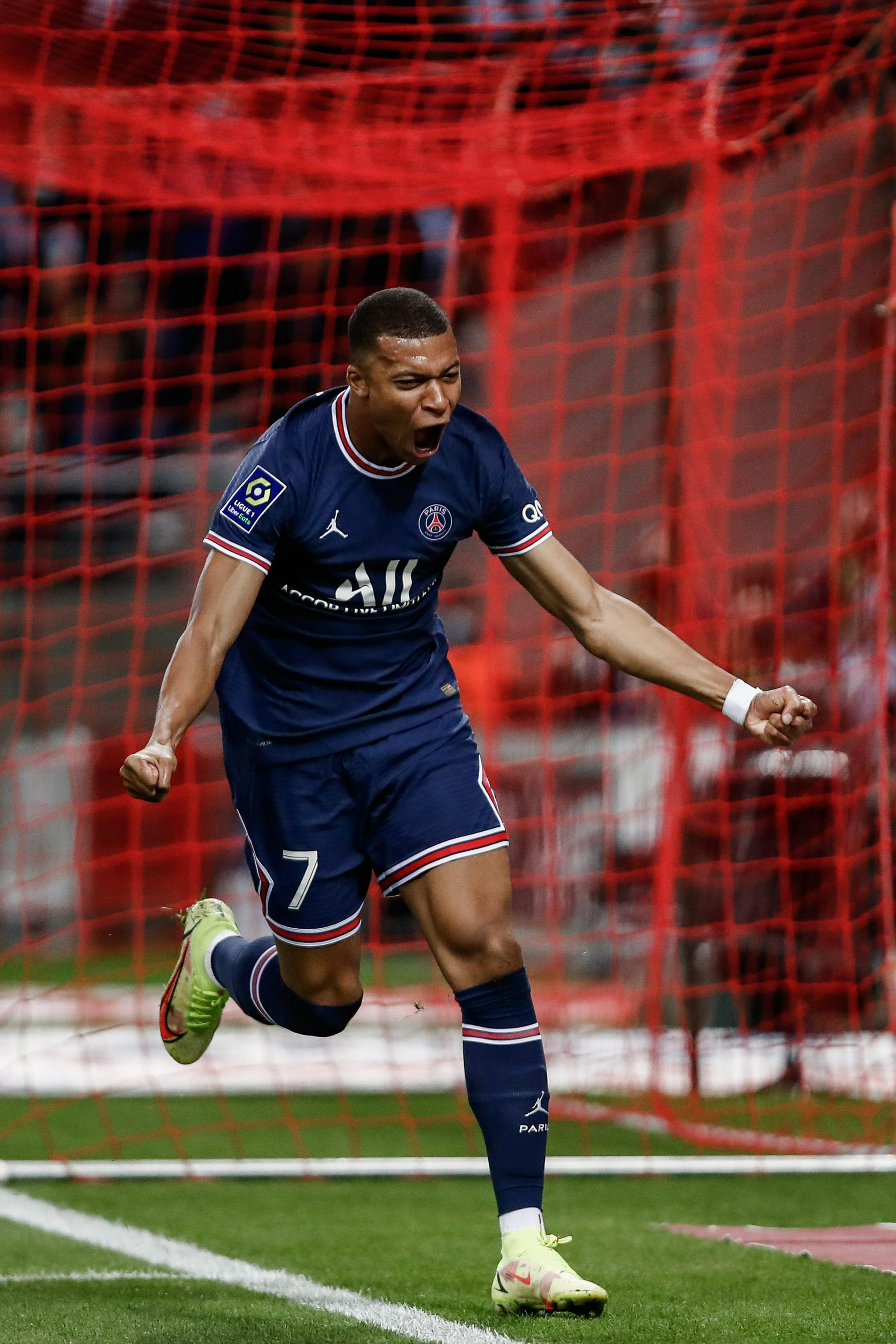 曼城VS水晶宫：赖因德斯坐镇，福登领衔进攻，哈兰德携谢尔基冲锋（曼城迎战水晶宫：赖因德斯掌舵中场，福登统帅进攻，哈兰德与谢尔基并肩冲锋）