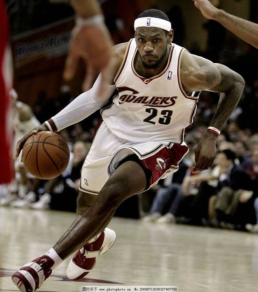 53岁齐达内拒绝接手！皇马寻找阿隆索替身：已接触2名主帅（齐达内53岁婉拒执教，皇马为阿隆索寻备选：已与两位主帅接触）