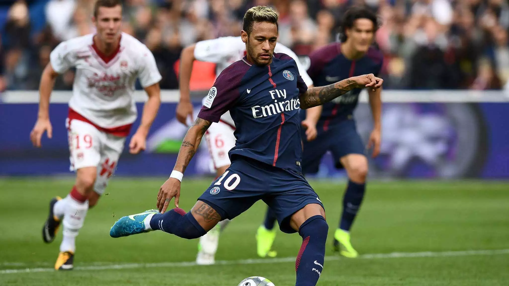 中超比赛亮点：上海海港绝杀山东泰山,（中超焦点战：上海海港读秒绝杀山东泰山）