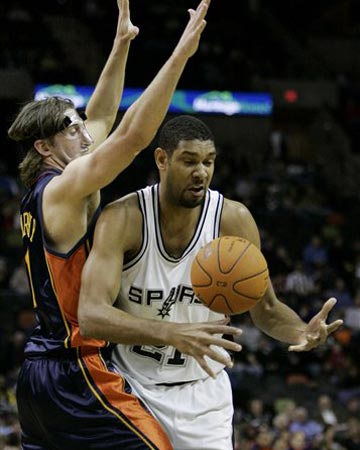 大胜33分！广东男篮晋级八强，“小胡金秋”表现出彩（轰赢33分！广东男篮挺进八强，“小胡金秋”闪耀全场）