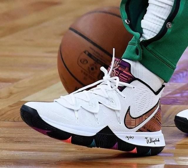 另类数据！埃迪半场交出3分13篮板2盖帽（半场另类表现：埃迪仅3分却抢下13篮板送出2封盖）