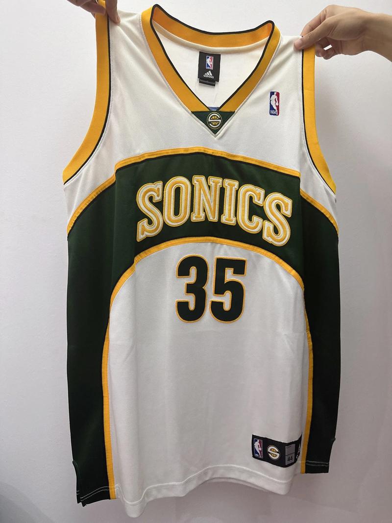 坐在地上摊手！东契奇抱怨裁判毛病不改，湖人拿什么争冠？（东契奇坐地摊手质疑判罚，裁判顽疾不除，湖人拿啥争冠？）